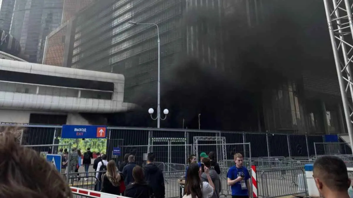 روسيا.. انفجارات وحريق ضخم في مركز "أفيمول" بموسكو (فيديو)