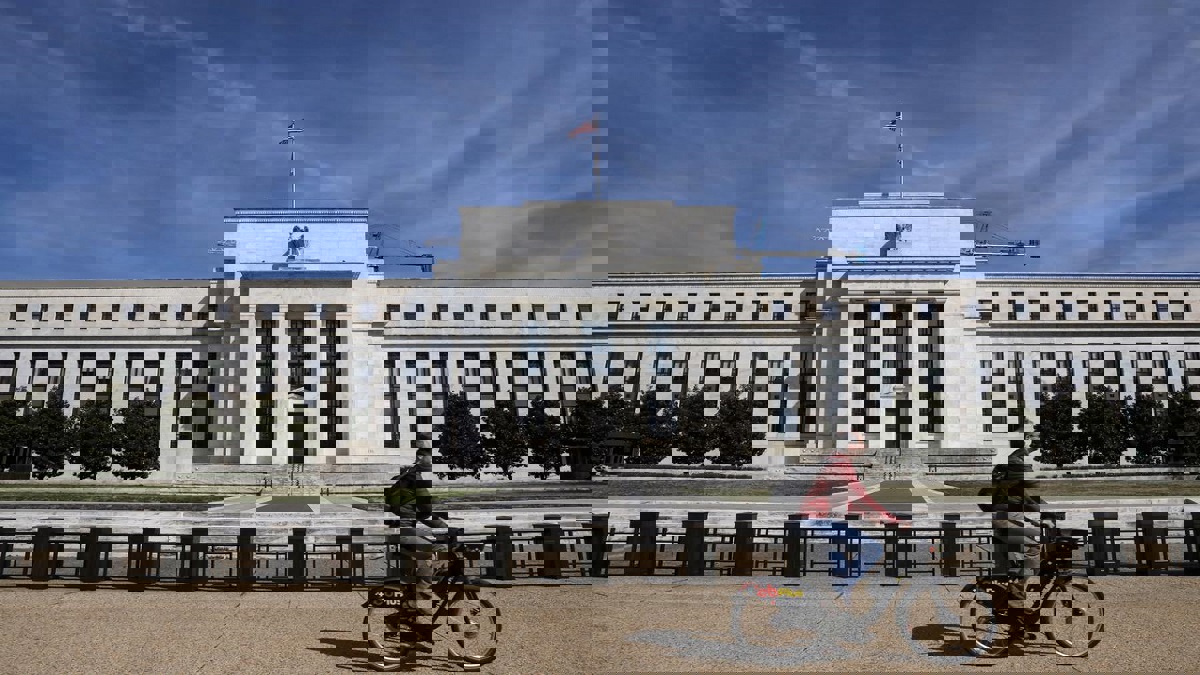 بلومبيرغ: أرصدة العراق الدولارية في المركزي الأمريكي مهددة بالتجميد