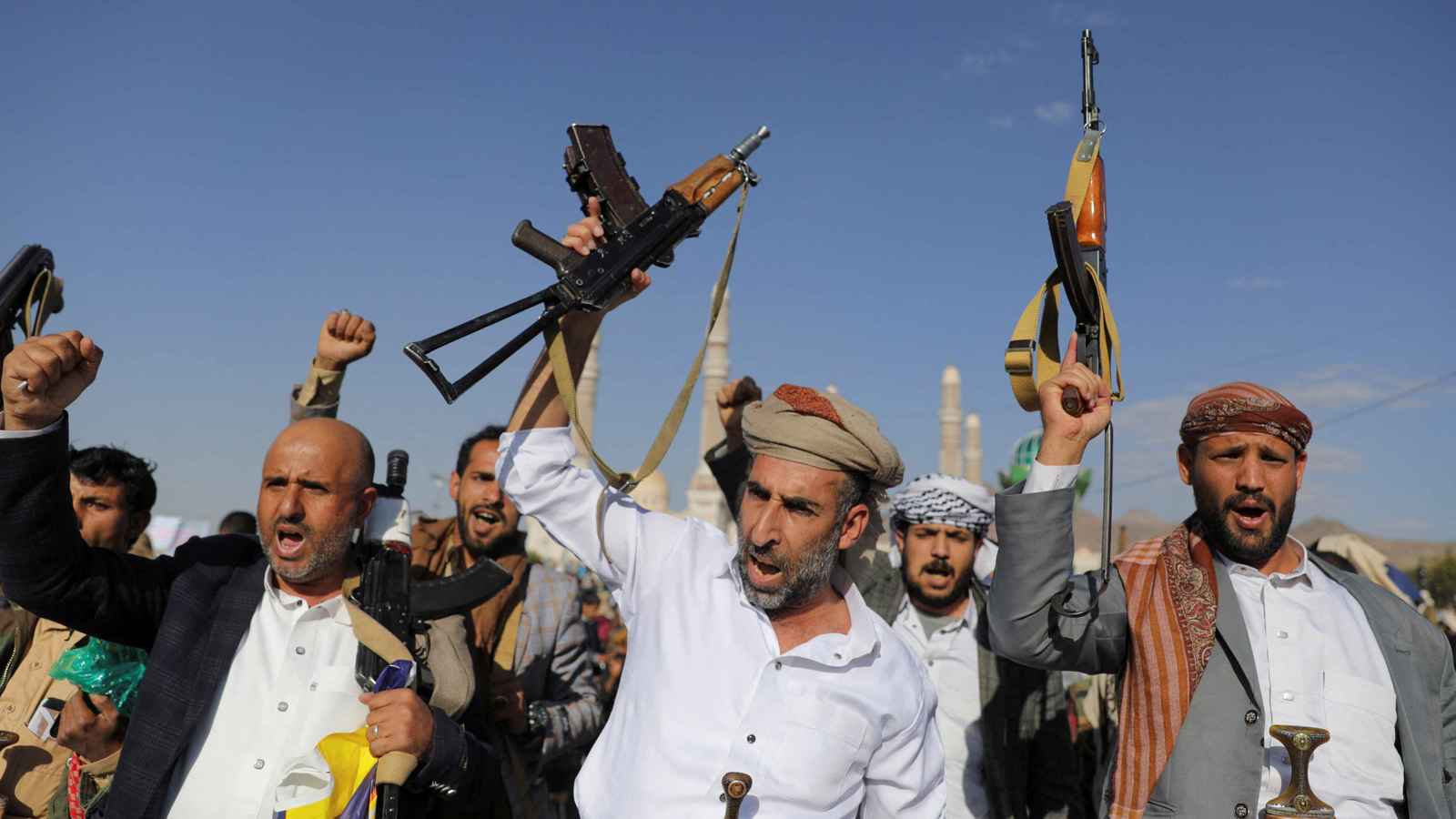 إعدام أسرى الحرب.. جريمة حوثية جديدة في "وجه" القانون الدولي