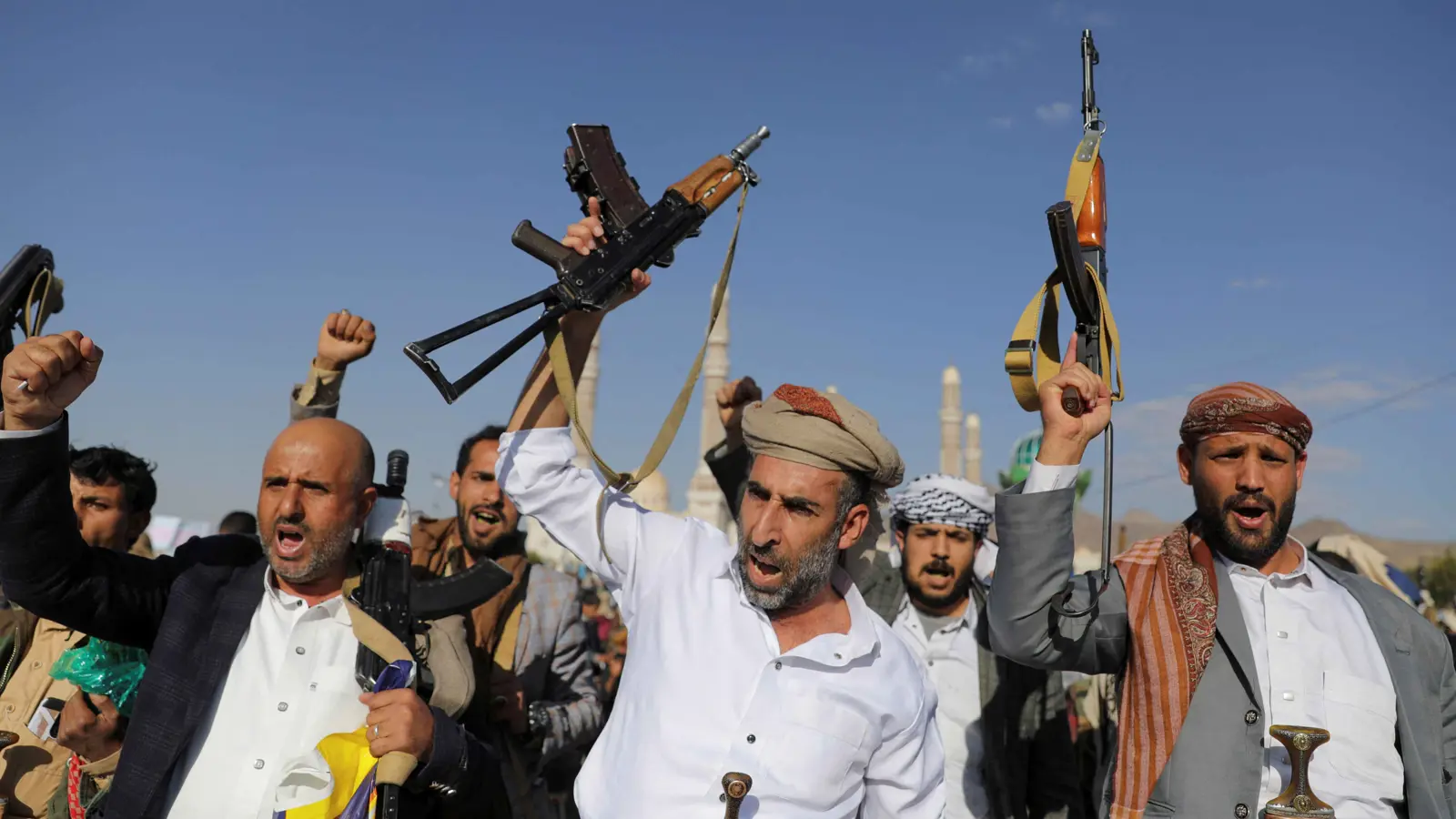 إعدام أسرى الحرب.. جريمة حوثية جديدة في "وجه" القانون الدولي