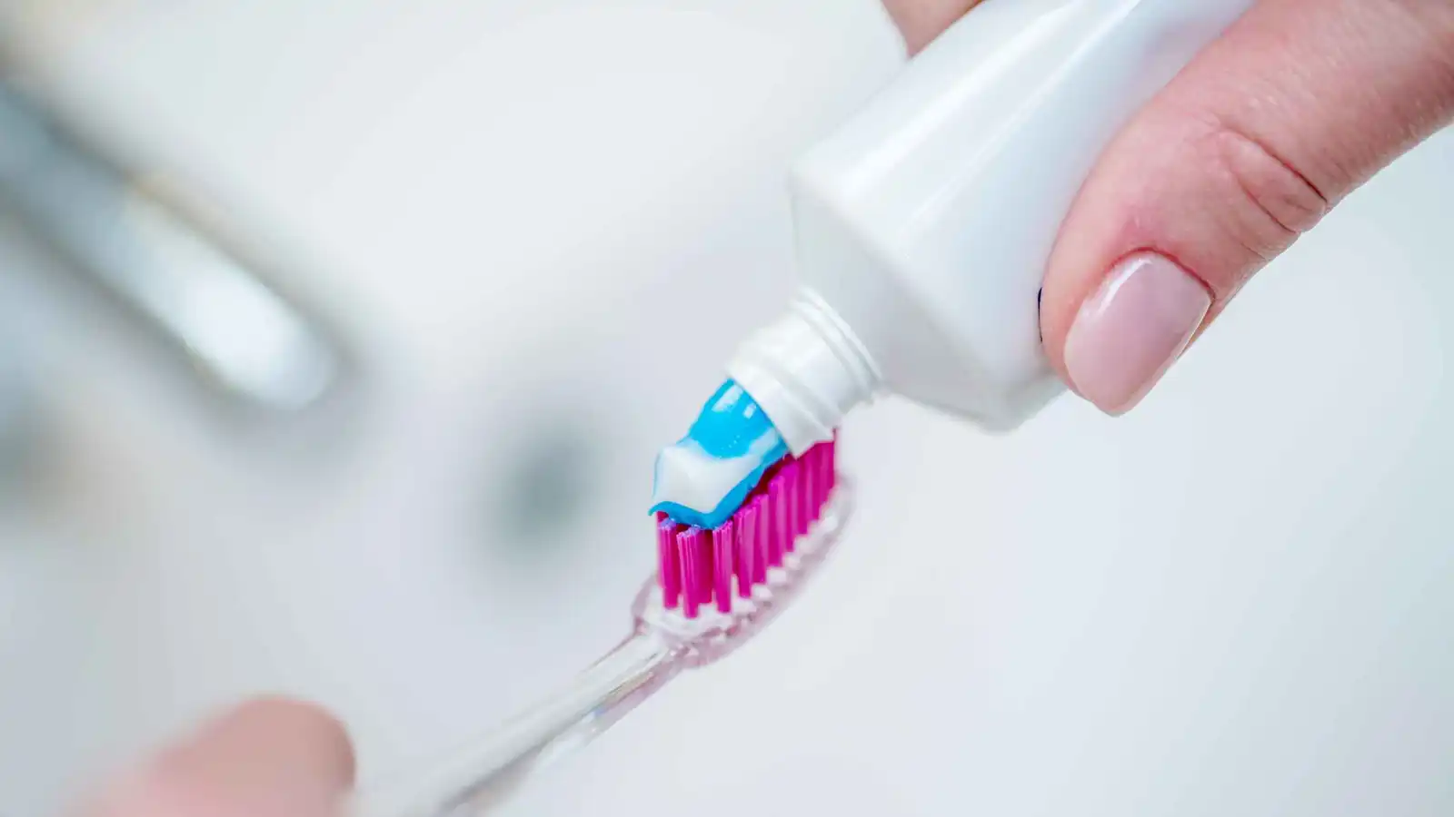 الوقت المثالي لتنظيف أسنانك.. قبل الإفطار أم بعده؟