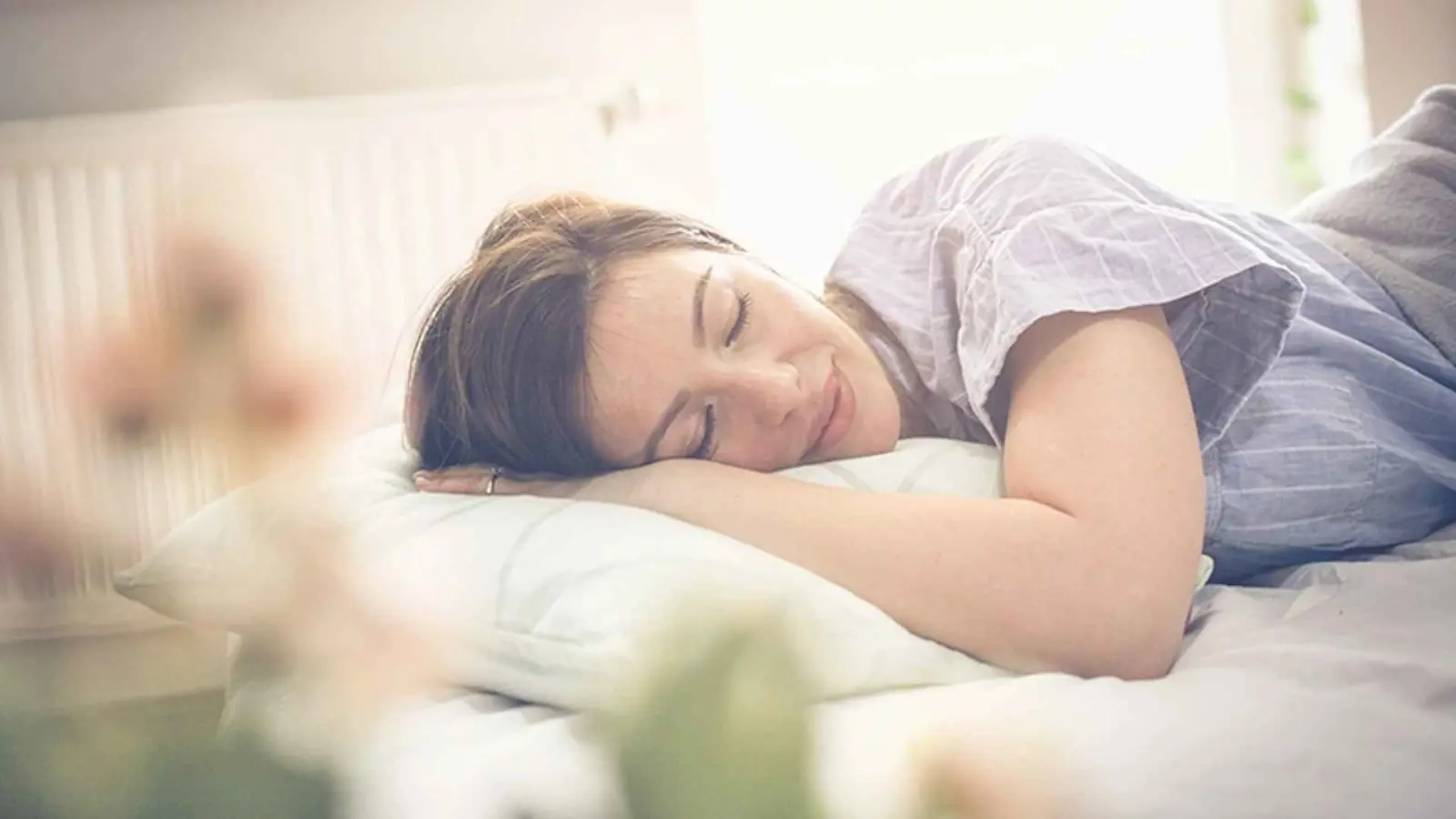 مفيد للبشرة والشعر.. ما علاقة النوم بالجمال؟