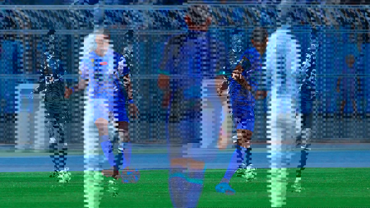 رفض مصافحة مدربه.. غضب عارم من محمد كنو عقب تبديله خلال مباراة الهلال والفتح (فيديو)