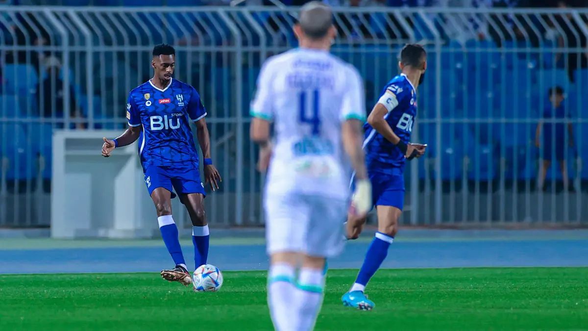 رفض مصافحة مدربه.. غضب عارم من محمد كنو عقب تبديله خلال مباراة الهلال والفتح (فيديو)