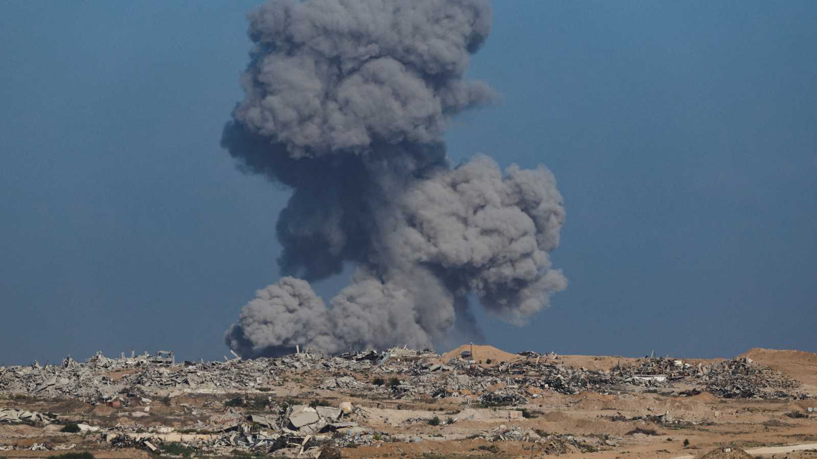 بينهم أم وأطفالها.. عشرات الضحايا بغارات إسرائيلية على غزة (فيديو وصور)