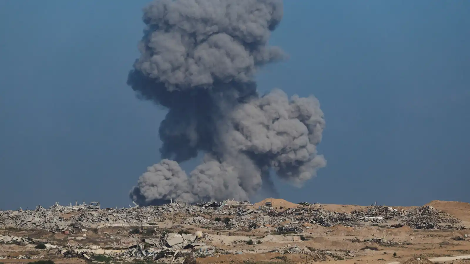 بينهم أم وأطفالها.. عشرات الضحايا بغارات إسرائيلية على غزة (فيديو وصور)