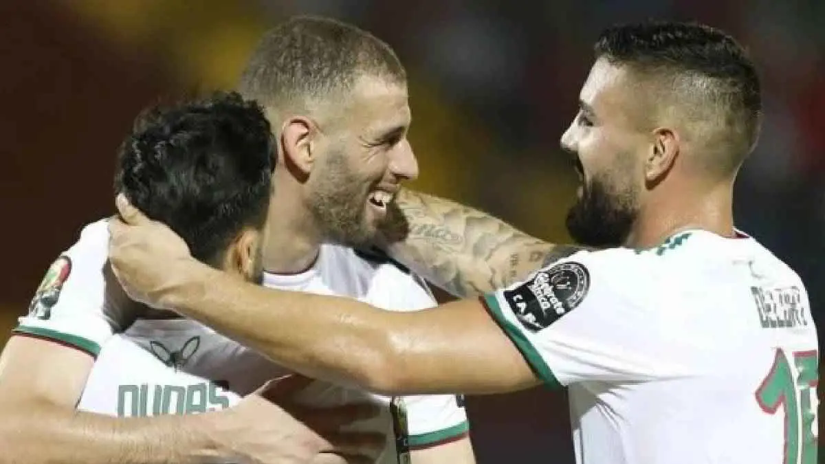 بعدما اشتعلت بسبب بلايلي.. نجما الجزائر ينهيان "الأزمة الثلاثية" (صور)