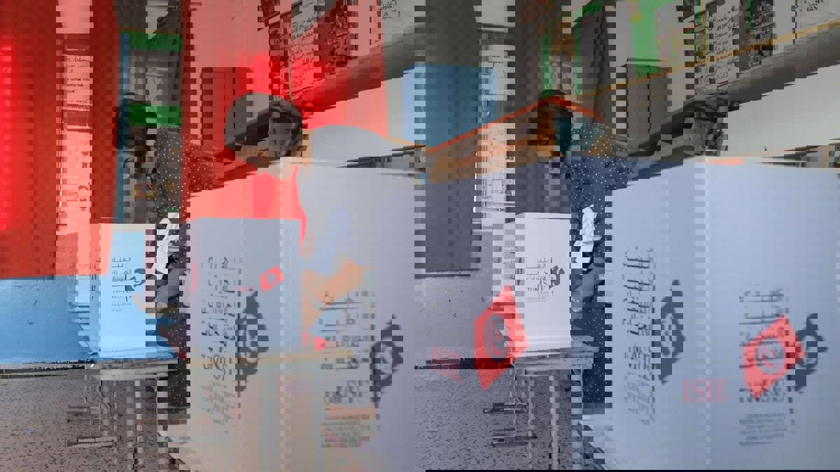 قبل أيام من الاستفتاء.. تصاعد الخلافات بين أعضاء الهيئة التونسية للانتخابات