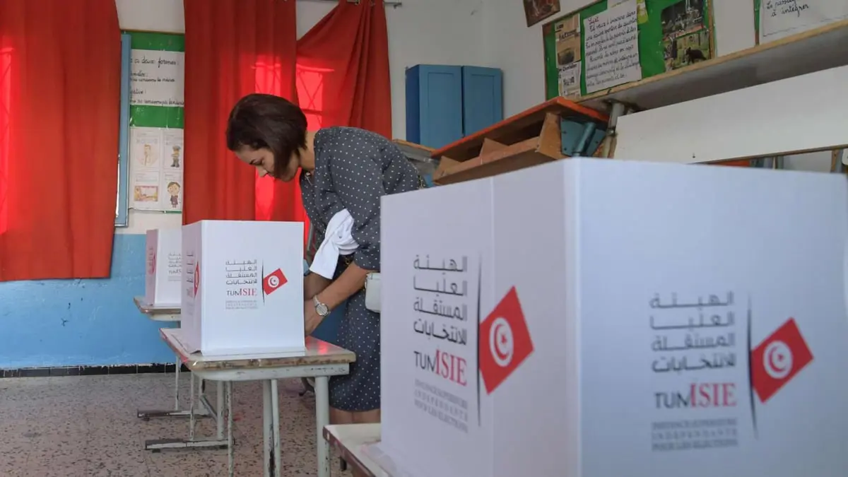 قبل أيام من الاستفتاء.. تصاعد الخلافات بين أعضاء الهيئة التونسية للانتخابات