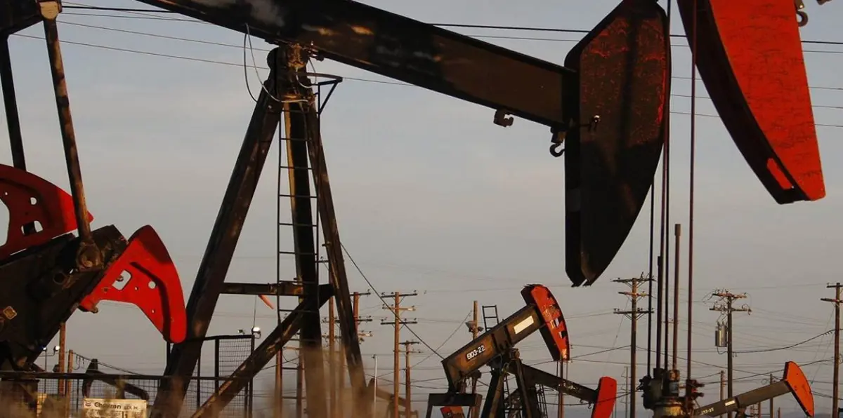 النفط يرتفع قبل اجتماع "أوبك" لمناقشة تمديد تخفيضات الإنتاج