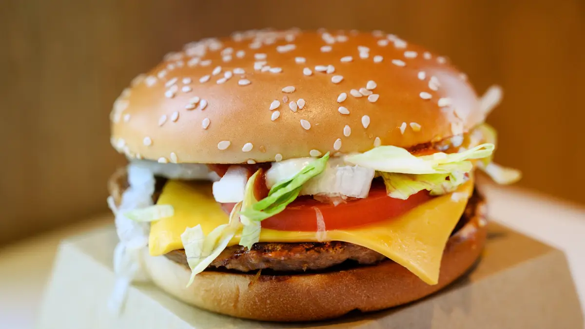 بسبب التضخم.. سلسلة وجبات سريعة شهيرة تتخلى عن الطماطم‎