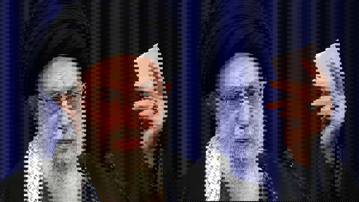 خامنئي: لا ينبغي اتهام النساء اللاتي لا يرتدين الحجاب بـ"معاداة النظام"
