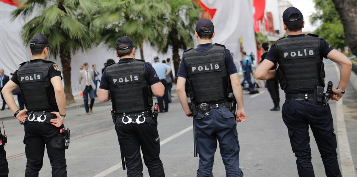 مسلح يقتل شرطيًّا وينتحر في محكمة بتركيا