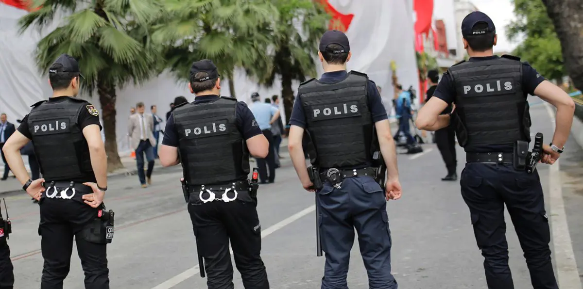 مسلح يقتل شرطيًّا وينتحر في محكمة بتركيا