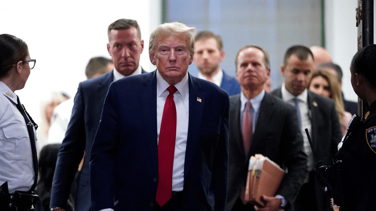 ترامب يعتزم رفع الرسوم الجمركية إذا فاز بالرئاسة