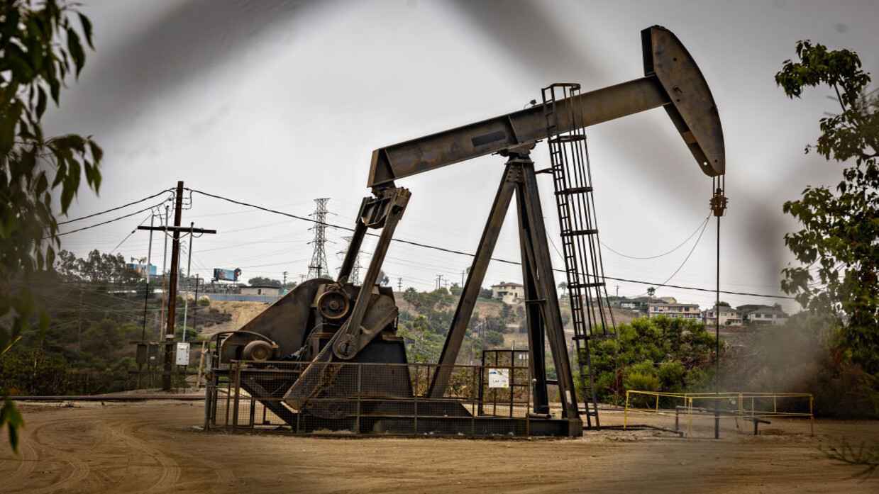 تراجع أسعار النفط بسبب توقعات باقتراب السلام بين روسيا وأوكرانيا