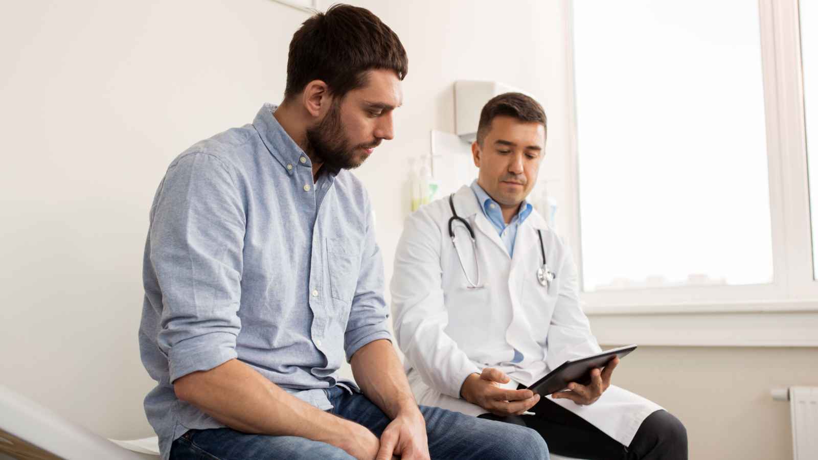 أبرزها الحرارة والتدخين.. ممارسات شائعة تؤدي لعقم الرجال