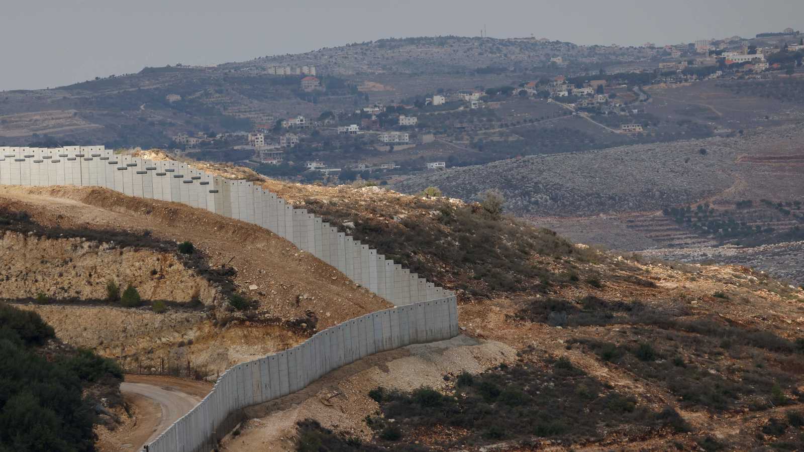 جدار إسرائيلي في الجنوب.. هل تسعى تل أبيب لرسم "خط أصفر" في لبنان؟