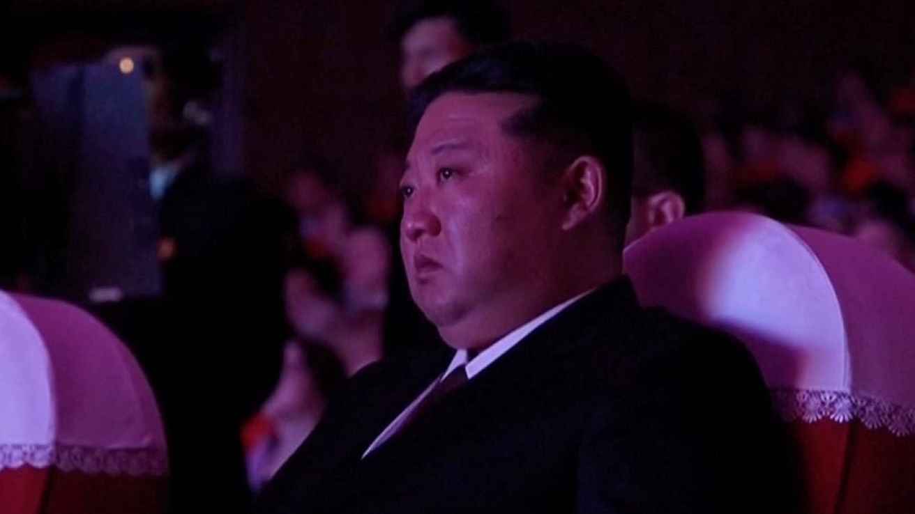 زعيم كوريا الشمالية يبكي على جنوده القتلى في روسيا (فيديو)