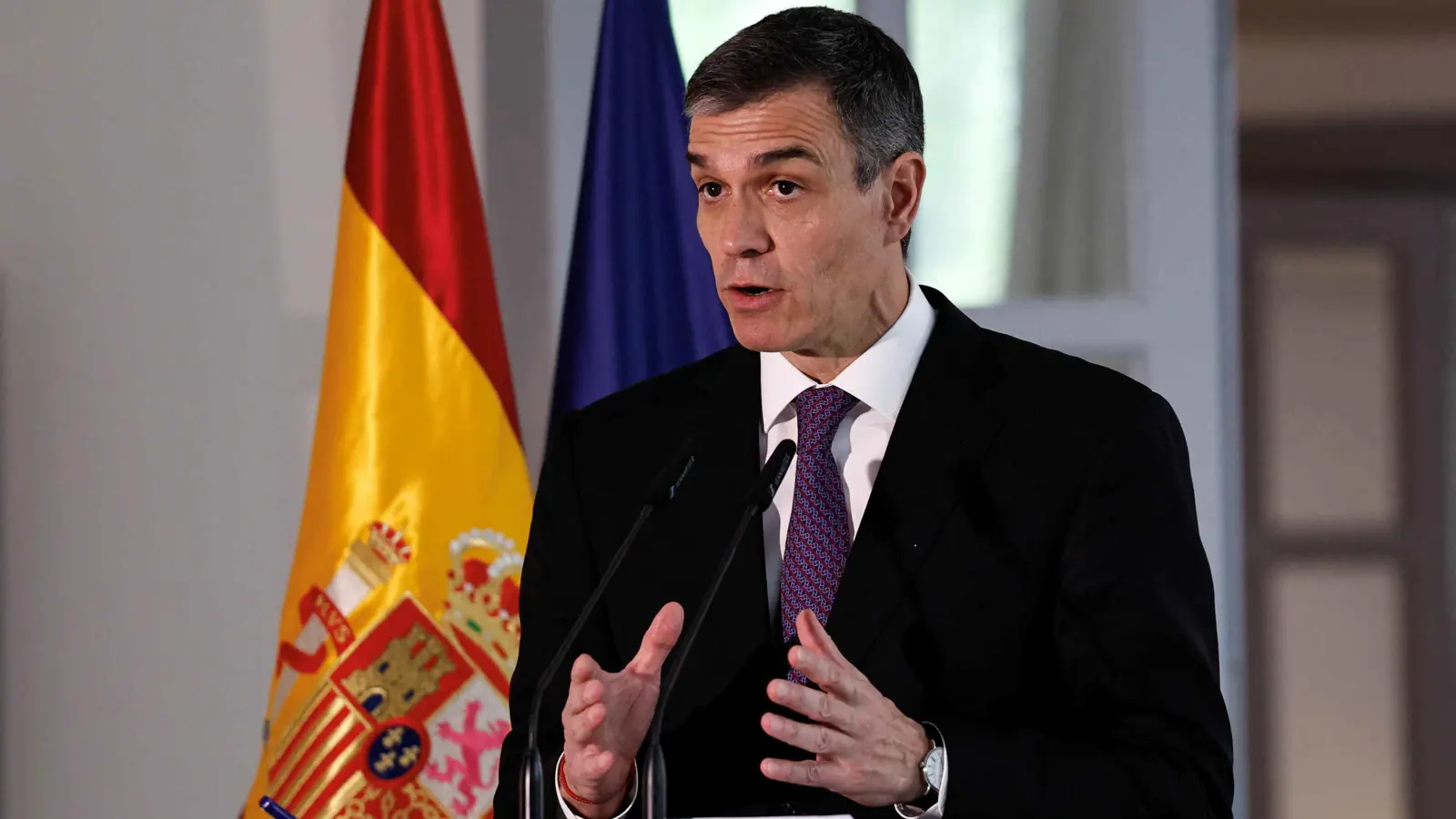 رئيس الوزراء الإسباني يدعو لعلاقات أكثر توازناً بين أوروبا والصين