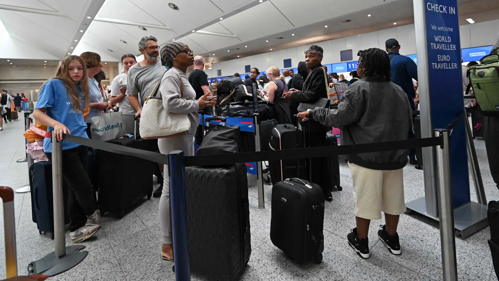 الإبلاغ عن حادث أمني "خطير" بمطار غاتويك في لندن (فيديو)