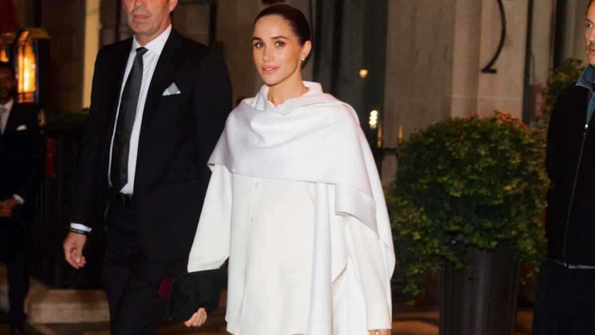 ميغان ماركل بظهور مفاجئ في أسبوع الموضة الباريسي (فيديو)