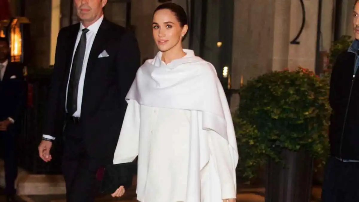 ميغان ماركل بظهور مفاجئ في أسبوع الموضة الباريسي (فيديو)