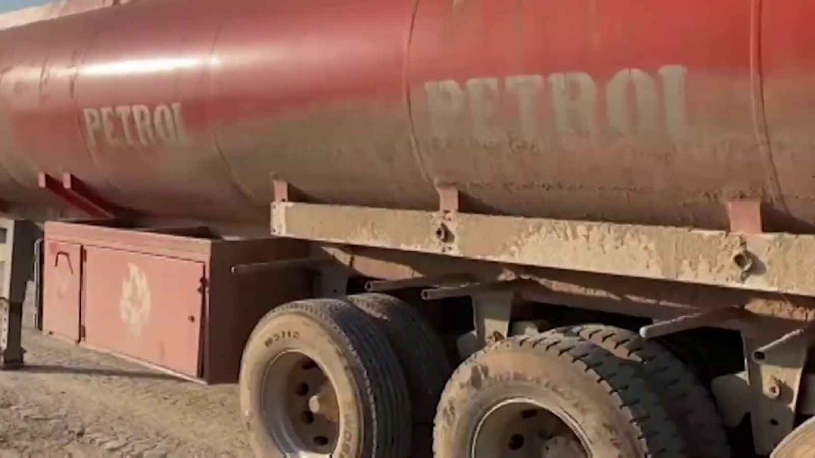 نهاية مروعة لعائلة عراقية اصطدمت سيارتها بصهريج نفط (فيديو)