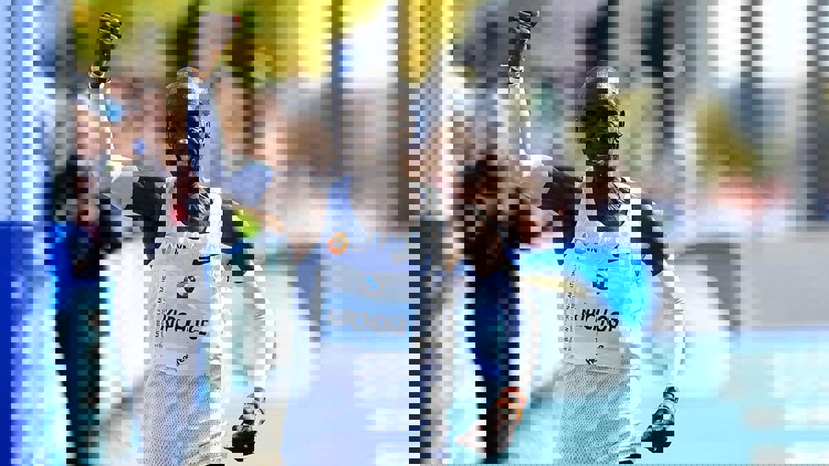 الكيني كيبتشوجي يحطم الرقم القياسي العالمي للماراثون