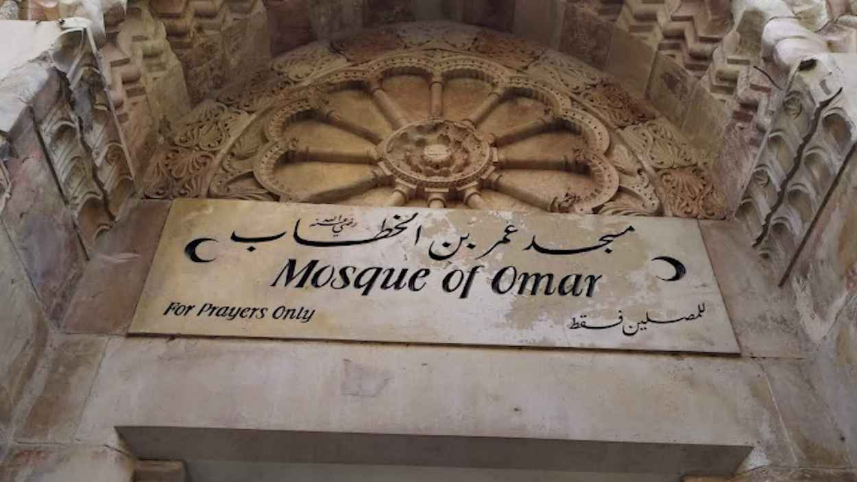 مسجد عمر بن الخطاب.. قدسية المكان تتفوق على جمال العمران (صور)