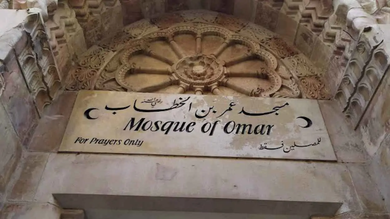 مسجد عمر بن الخطاب.. قدسية المكان تتفوق على جمال العمران (صور)