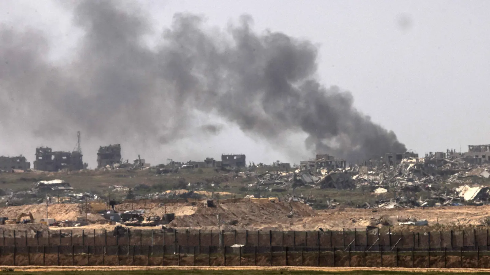 الجيش الإسرائيلي: هاجمنا أكثر من 60 هدفاً في غزة تحضيراً لتوغل بري