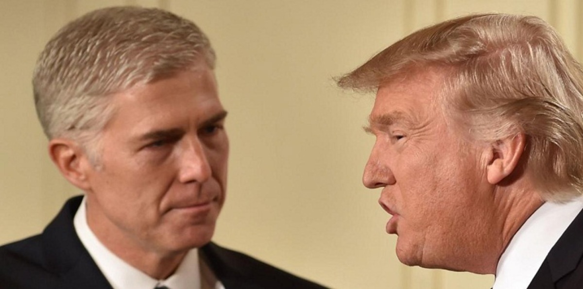 مرشح ترامب لعضوية المحكمة العليا يشن هجوماً لاذعاً عليه