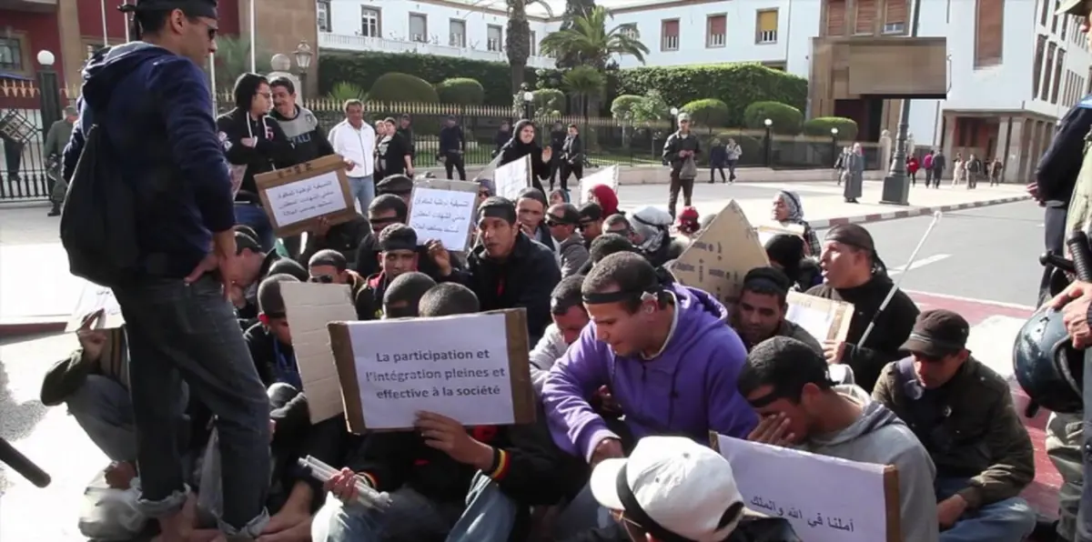 بعد مصرع زميلهم.. المكفوفون يحتجون أمام البرلمان المغربي ويهددون بالتصعيد