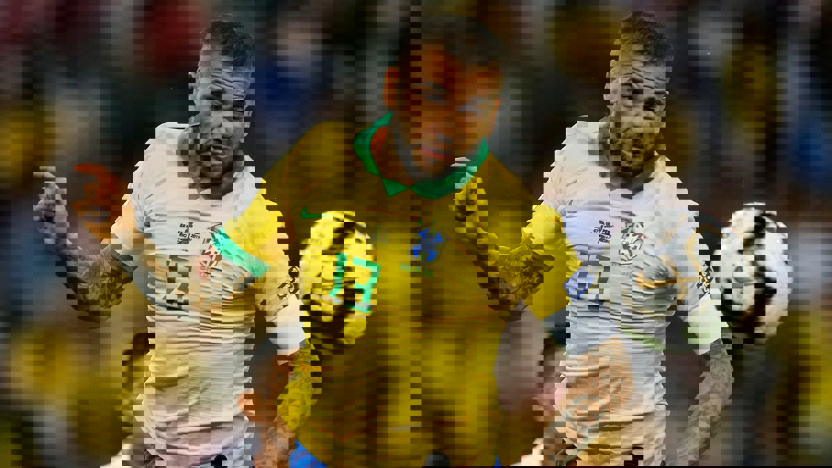 صحيفة: داني ألفيس على أعتاب مانشستر سيتي باتصال من غوارديولا