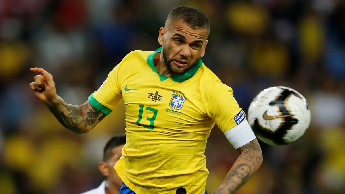 صحيفة: داني ألفيس على أعتاب مانشستر سيتي باتصال من غوارديولا