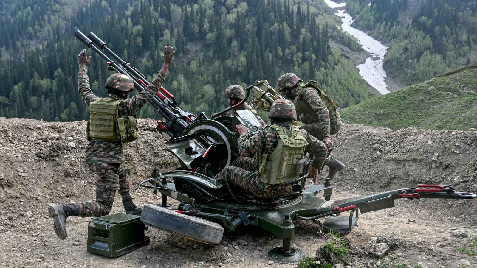 "صداقة راسخة".. الصين تدعم باكستان في دفاعها عن "سيادتها"