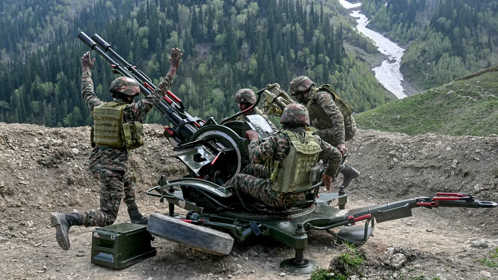 "صداقة راسخة".. الصين تدعم باكستان في دفاعها عن "سيادتها"