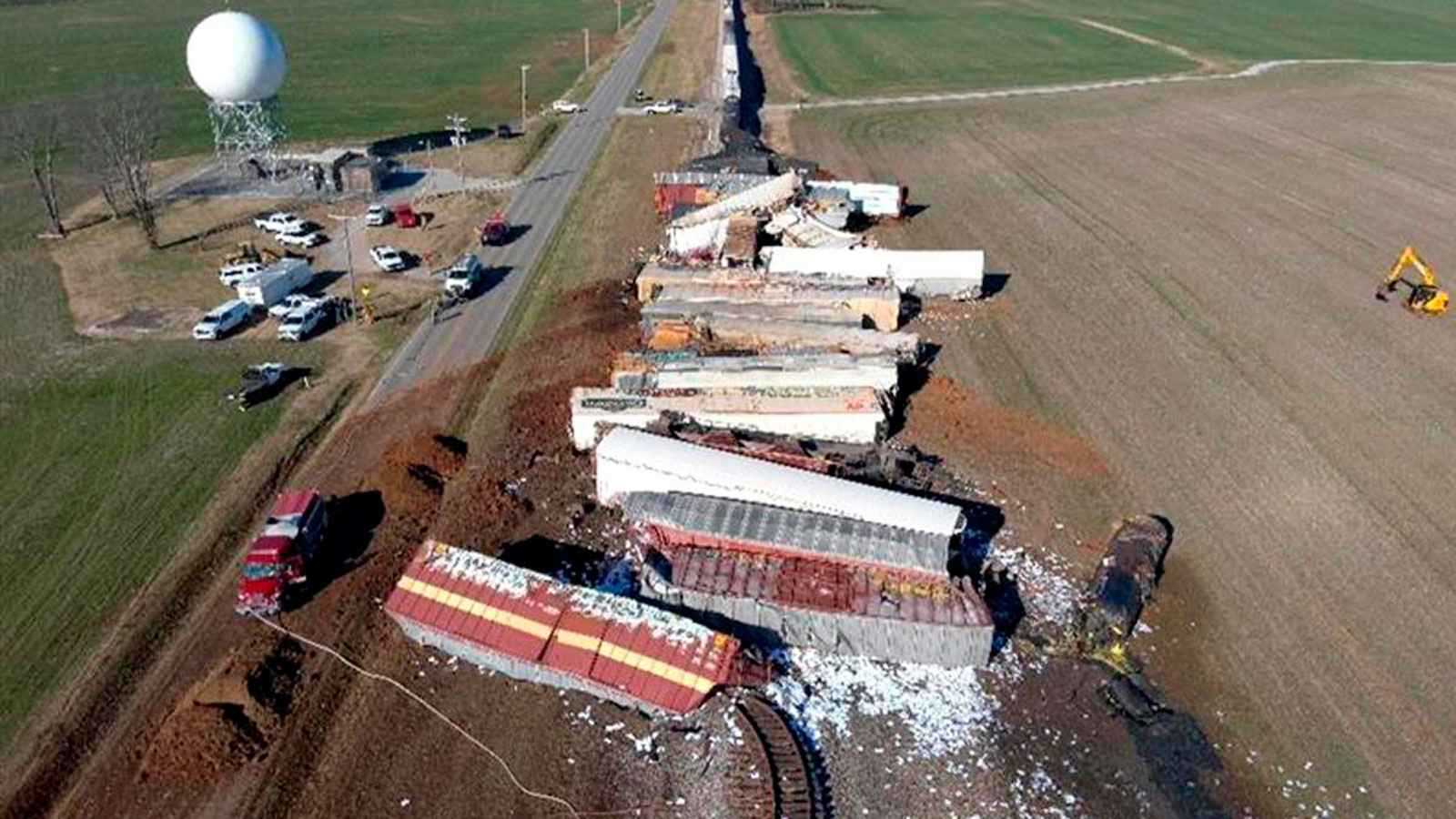 حريق وتسرب كيميائي خطير بعد خروج قطار عن سكته في أمريكا (فيديو)