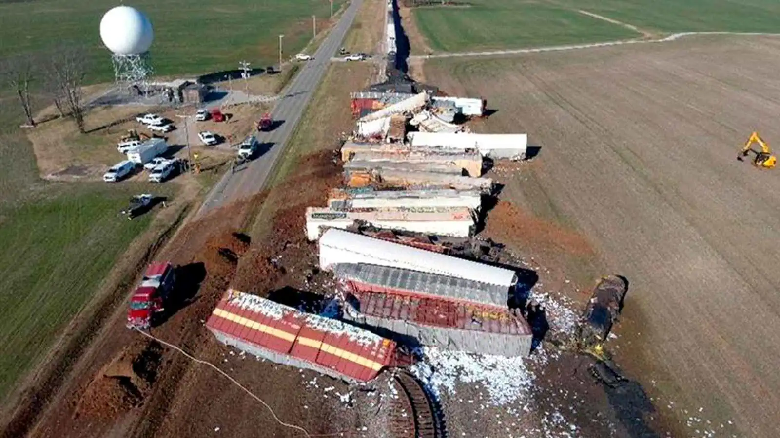 حريق وتسرب كيميائي خطير بعد خروج قطار عن سكته في أمريكا (فيديو)