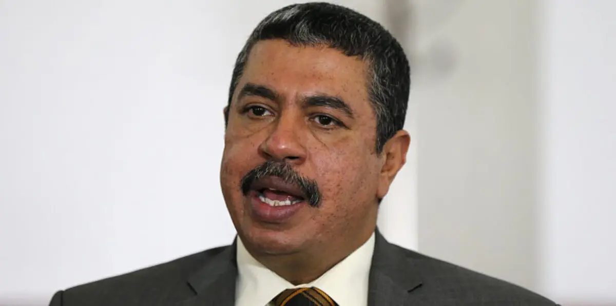 بحاح يوجه بحل مشكلة مطار عدن والجرحى اليمنيين