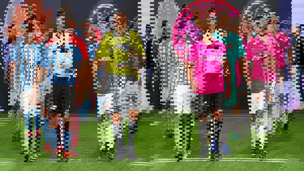 "دوري الملوك".. لعبة كرة قدم جديدة تخطف الأضواء بقيادة بيكيه وكاسياس وأغويرو (فيديو)