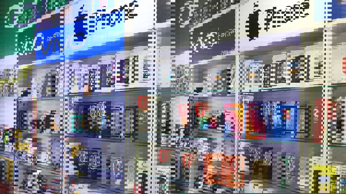 شاب يسرق "آيفون" بحيلة ماكرة في الكويت