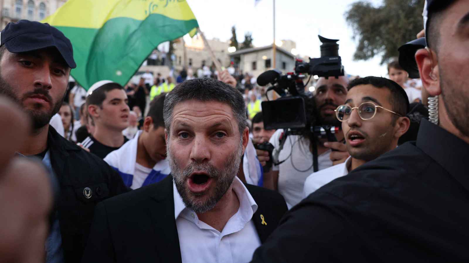 وسط إجراءات مشددة.. مستوطنون يقتحمون المسجد الأقصى (فيديو)