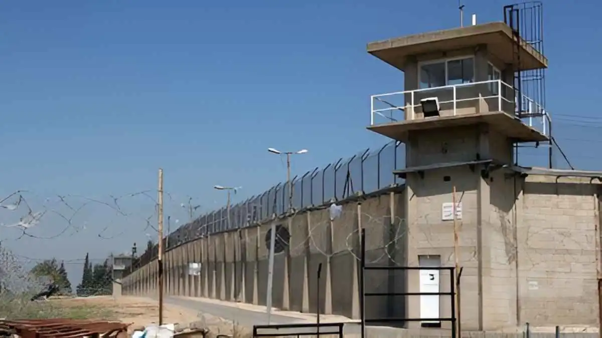 على باب السجن.. إسرائيل تلغي قرار الإفراج عن مسن فلسطيني (صور)