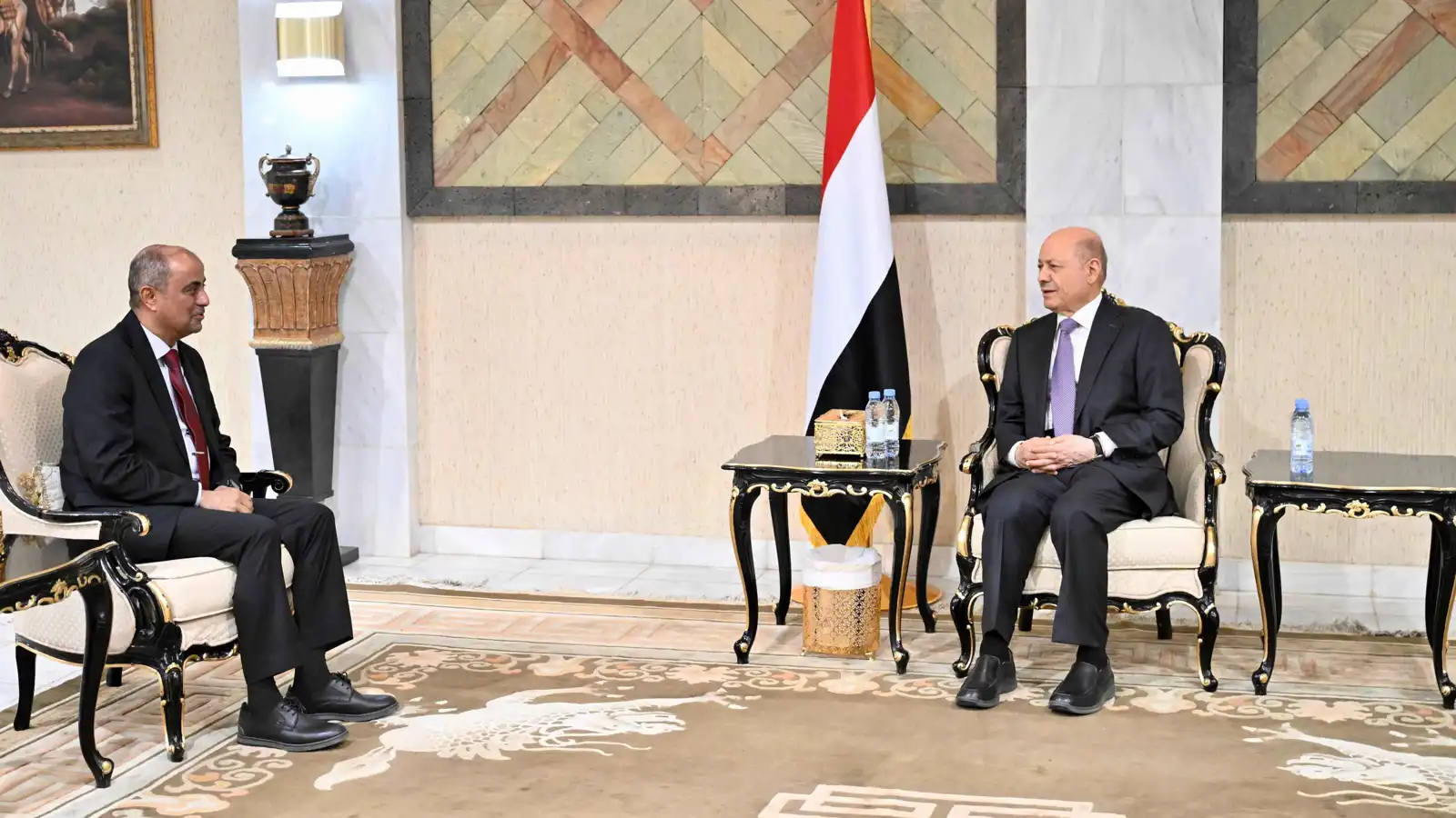 إقالة بن بريك.. العليمي يبدأ معركة "تصفية الحسابات" مع "الانتقالي الجنوبي"