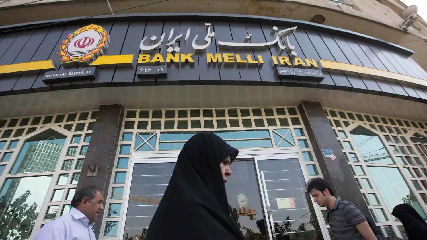 "ذعر مصرفي".. أزمة صامتة تهدد تماسك النظام المالي الإيراني