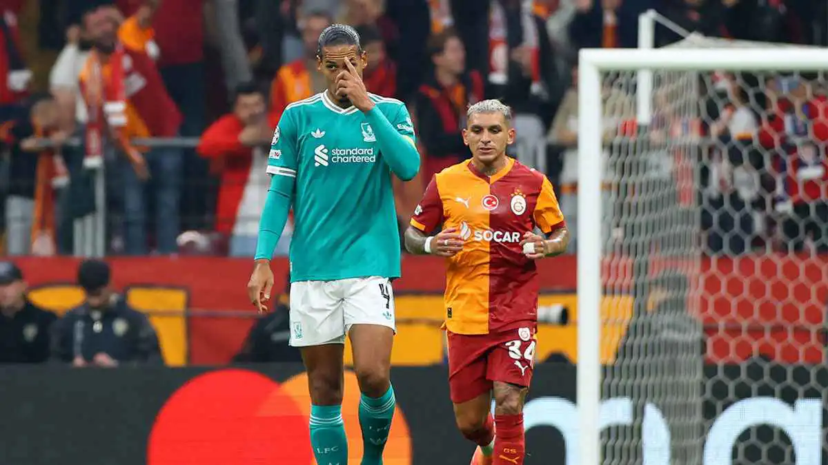 فان دايك في مباراة ليفربول وغلطة سراي