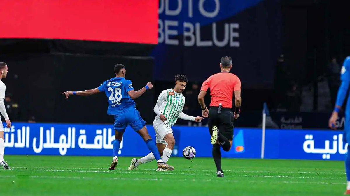 أمين عمر يثير الجدل بطرد ناصر الهليل لاعب النجمة أمام الهلال (فيديو)