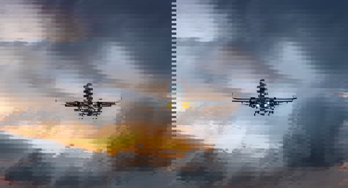 أحدهم بحالة خطرة.. مطب هوائي يتسبب بنقل 12 راكبًا إلى المستشفى